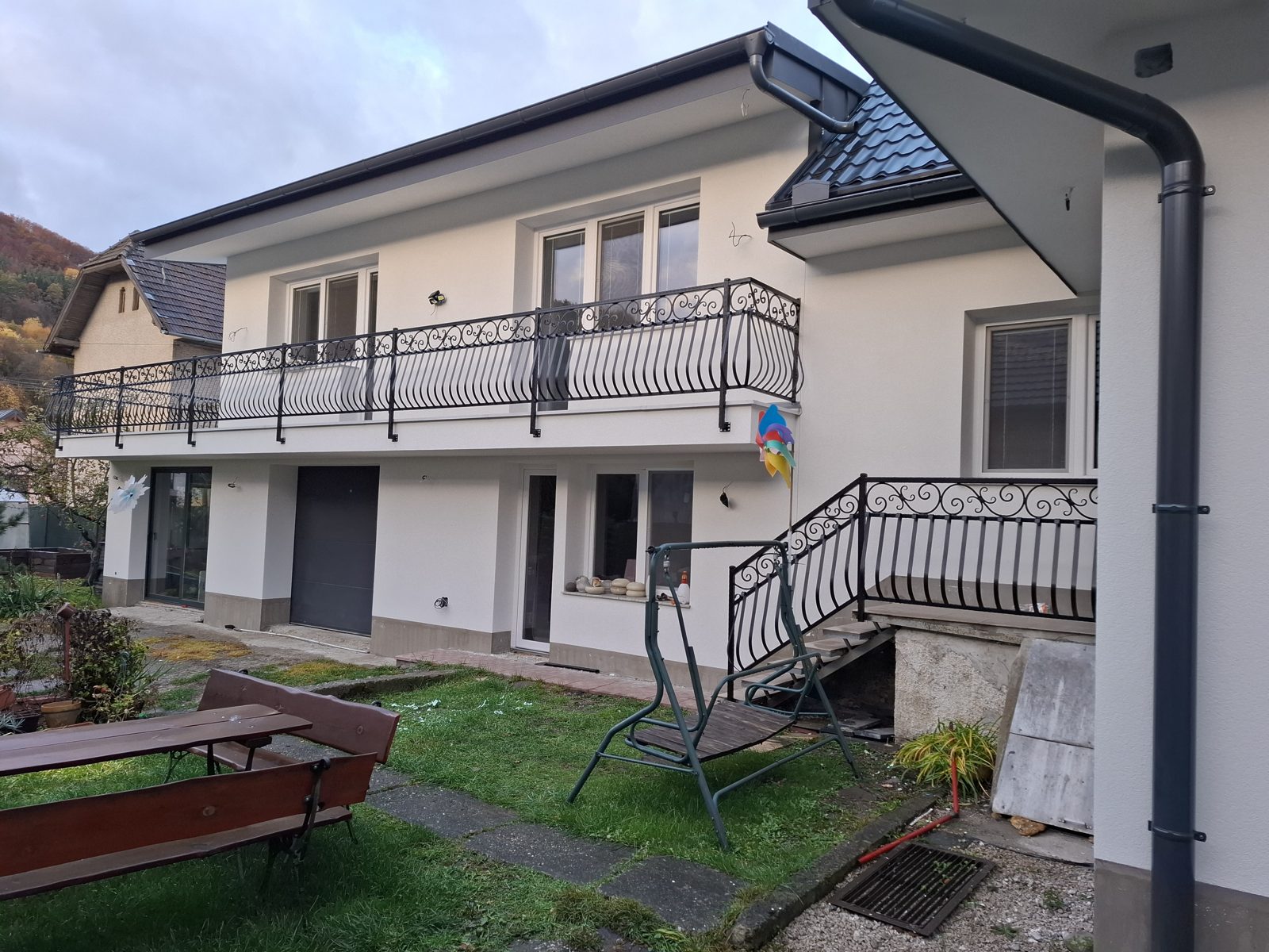 Dvojpodlažný rodinný dom s balkónmi, Žilina